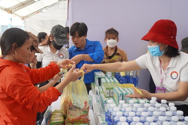 “Hội chợ 0 đồng” san sẻ khó khăn với bệnh nhân nghèo - Anh 2