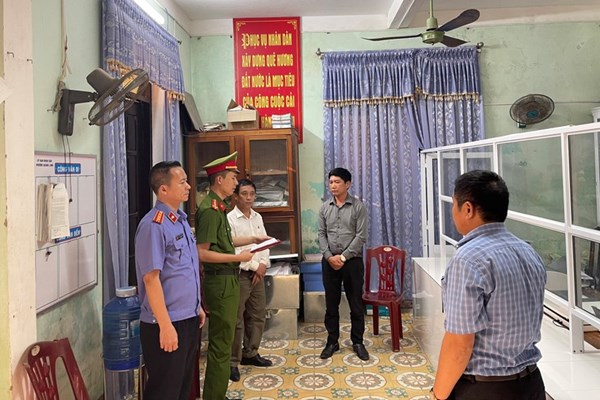 Bắt tạm giam cán bộ tư pháp phường nhận hối lộ tiền làm “sổ đỏ” - Anh 1