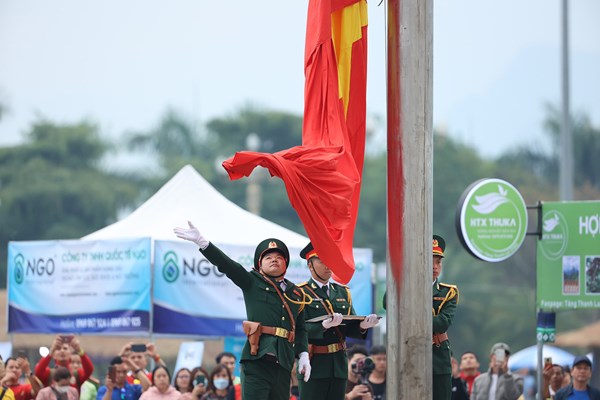 Lễ thượng cờ tại giải chạy 