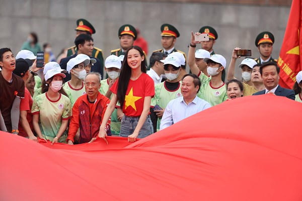 Lễ thượng cờ tại giải chạy 
