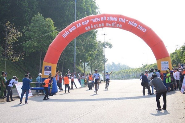 Sôi nổi Giải đua xe đạp “Bên bờ sông Trà” - Anh 2