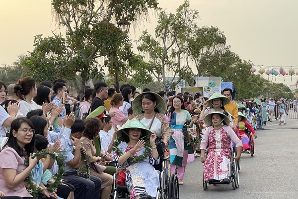 Hội An: Trình diễn thời trang tái chế, hưởng ứng chiến dịch Giờ Trái Đất năm 2023 - Anh 1
