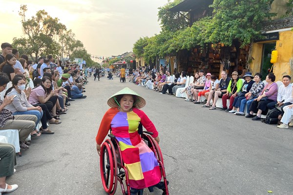 Hội An: Trình diễn thời trang tái chế, hưởng ứng chiến dịch Giờ Trái Đất năm 2023 - Anh 10