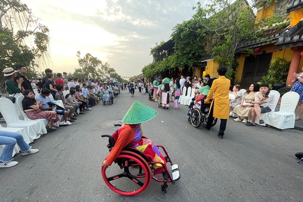 Hội An: Trình diễn thời trang tái chế, hưởng ứng chiến dịch Giờ Trái Đất năm 2023 - Anh 11