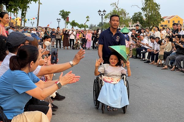 Hội An: Trình diễn thời trang tái chế, hưởng ứng chiến dịch Giờ Trái Đất năm 2023 - Anh 3