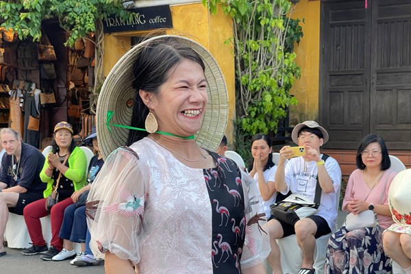 Hội An: Trình diễn thời trang tái chế, hưởng ứng chiến dịch Giờ Trái Đất năm 2023 - Anh 5