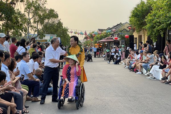 Hội An: Trình diễn thời trang tái chế, hưởng ứng chiến dịch Giờ Trái Đất năm 2023 - Anh 2