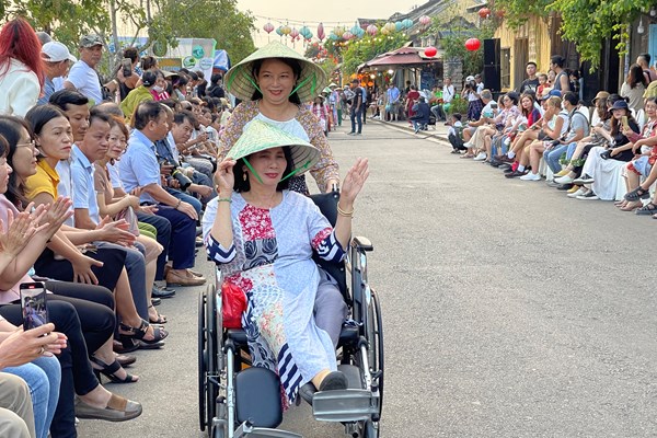 Hội An: Trình diễn thời trang tái chế, hưởng ứng chiến dịch Giờ Trái Đất năm 2023 - Anh 4