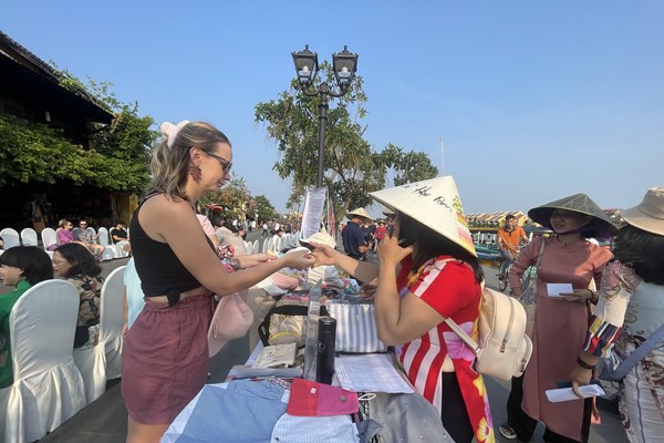 Hội An: Trình diễn thời trang tái chế, hưởng ứng chiến dịch Giờ Trái Đất năm 2023 - Anh 8