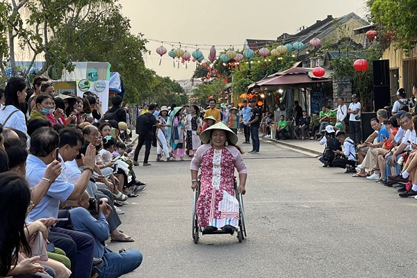 Hội An: Trình diễn thời trang tái chế, hưởng ứng chiến dịch Giờ Trái Đất năm 2023 - Anh 6