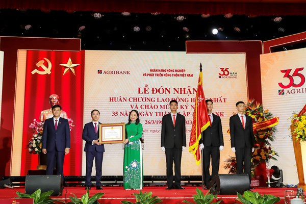 Agribank đón nhận Huân chương Lao động hạng Nhất, chào mừng kỷ niệm 35 năm ngày thành lập - Anh 1
