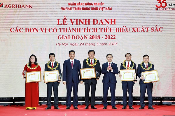Agribank đón nhận Huân chương Lao động hạng Nhất, chào mừng kỷ niệm 35 năm ngày thành lập - Anh 4