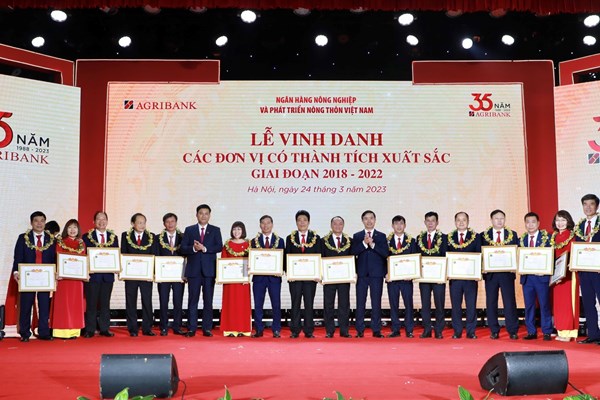Agribank đón nhận Huân chương Lao động hạng Nhất, chào mừng kỷ niệm 35 năm ngày thành lập - Anh 5