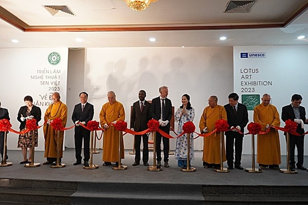 Thông điệp ý nghĩa trong Triển lãm “Nghệ thuật Sen Việt 2023 - Vẻ đẹp thuần khiết” - Anh 1