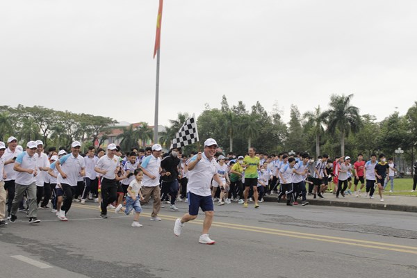 Quảng Ngãi: Gần 1.300 người tham gia Ngày chạy Olympic vì sức khỏe toàn dân - Anh 3