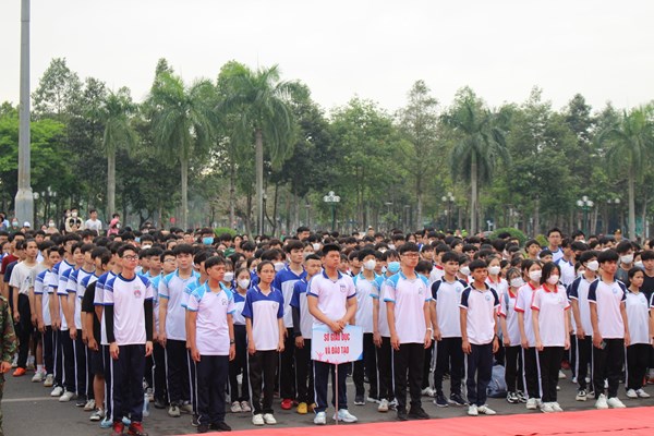 Quảng Ngãi: Gần 1.300 người tham gia Ngày chạy Olympic vì sức khỏe toàn dân - Anh 1