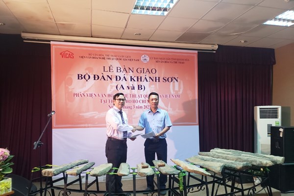 Khánh Hòa: Tiếp nhận 2 bộ đàn đá quý hiếm - Anh 3