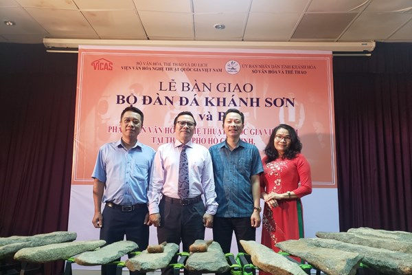 Khánh Hòa: Tiếp nhận 2 bộ đàn đá quý hiếm - Anh 2