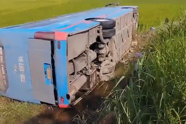 Lật xe khách,1 người tử vong, nhiều người bị thương - Anh 1