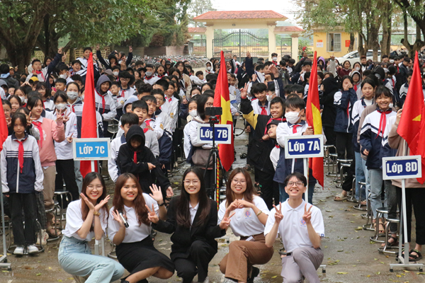 Hành trình truyền tải “An toàn thông tin cá nhân trên mạng xã hội” đến với các bạn học sinh - Anh 2