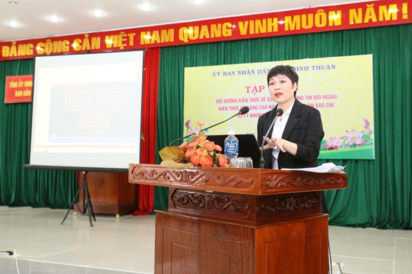 Nâng cao năng lực thông tin báo chí cho cán bộ sở, ngành, địa phương - Anh 2