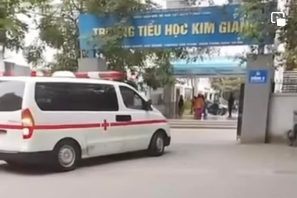 Nhiều học sinh Trường tiểu học Kim Giang bị ngộ độc sau khi đi dã ngoại - Anh 1