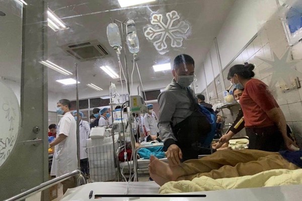 Vụ học sinh Trường tiểu học Kim Giang ngộ độc thực phẩm: Chi cục ATVSTP Hà Nội lấy mẫu xét nghiệm thức ăn - Anh 1