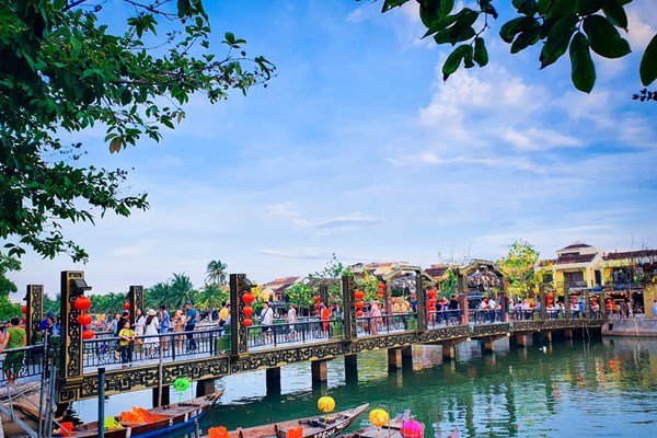 Quảng Nam đón 1,63 triệu lượt du khách trong 3 tháng đầu năm - Anh 1