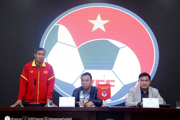 Lãnh đạo VFF động viên tuyển nữ Việt Nam trước khi làm nhiệm vụ tại vòng loại Olympic - Anh 1