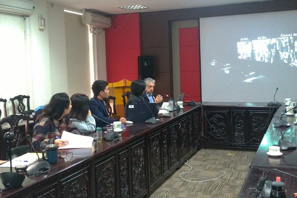 Nghệ sĩ Antoni Muntadas thuyết trình về nghệ thuật sắp đặt - Anh 1