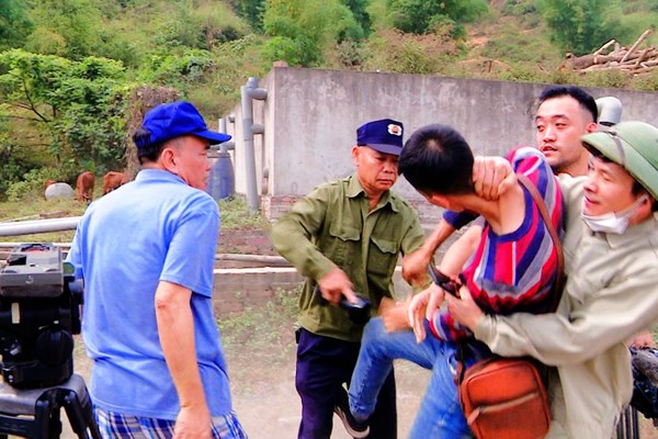 Tỉnh Hòa Bình chỉ đạo làm rõ thông tin phóng viên bị cản trở tác nghiệp - Anh 1