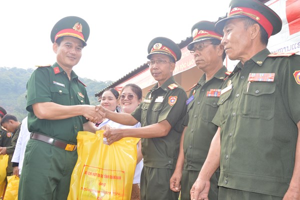 Khám bệnh, tặng quà nhân dân Lào nhân dịp Tết cổ truyền Bunpimay - Anh 2