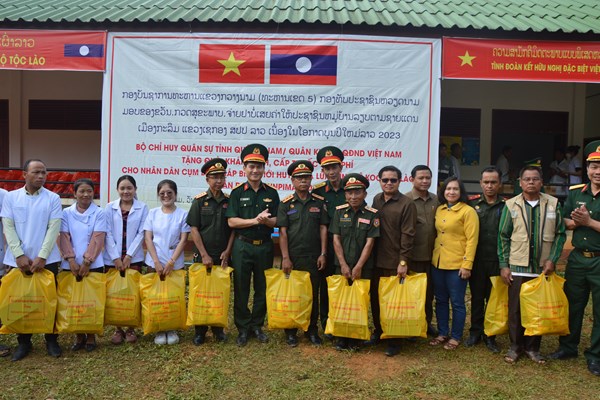 Khám bệnh, tặng quà nhân dân Lào nhân dịp Tết cổ truyền Bunpimay - Anh 1