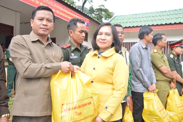 Khám bệnh, tặng quà nhân dân Lào nhân dịp Tết cổ truyền Bunpimay - Anh 4