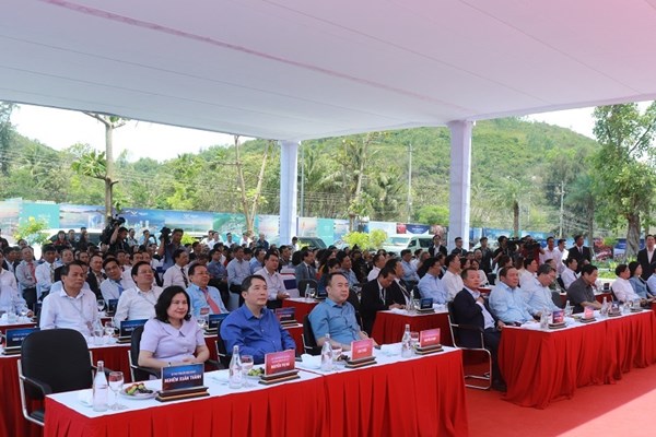 Văn hóa phải là nền tảng thúc đẩy sự phát triển kinh tế - xã hội - Anh 4