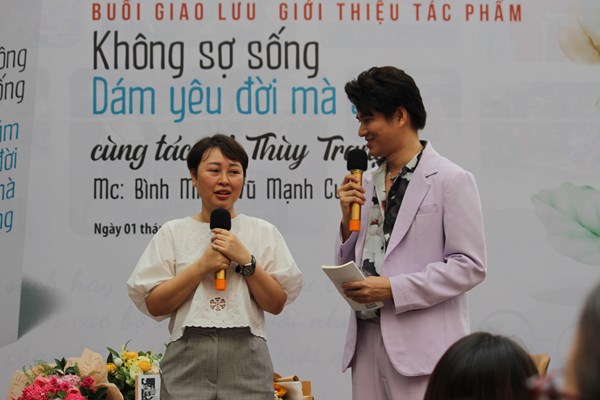 Ra mắt sách “Không sợ sống – Dám yêu đời mà sống”, quyên góp 250 triệu đồng cho bệnh nhi ung thư - Anh 1
