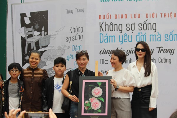 Ra mắt sách “Không sợ sống – Dám yêu đời mà sống”, quyên góp 250 triệu đồng cho bệnh nhi ung thư - Anh 2
