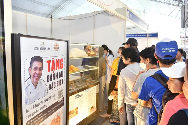 Lễ hội Bánh mì thu hút đông đảo thực khách - Anh 1