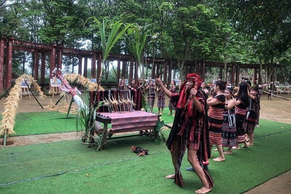 Nghi thức dựng cây nêu của dân tộc Cơ Tu - Anh 1