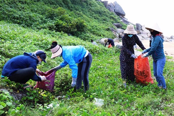 Rác thải du lịch “bủa vây” hồ Kẻ Gỗ - Anh 1