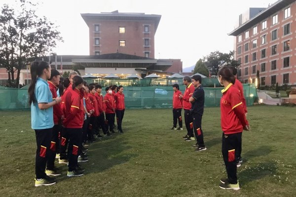 Tuyển nữ Việt Nam đã tới Nepal, sẵn sàng cho vòng loại Olympic - Anh 1