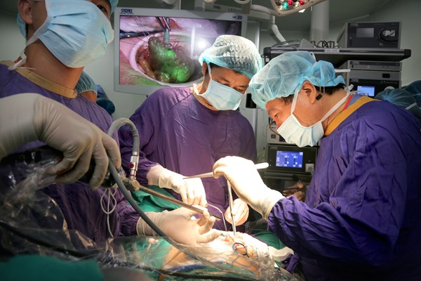Người dân yên tâm có đủ thuốc chữa bệnh và đảm bảo thông tin liên lạc - Anh 1