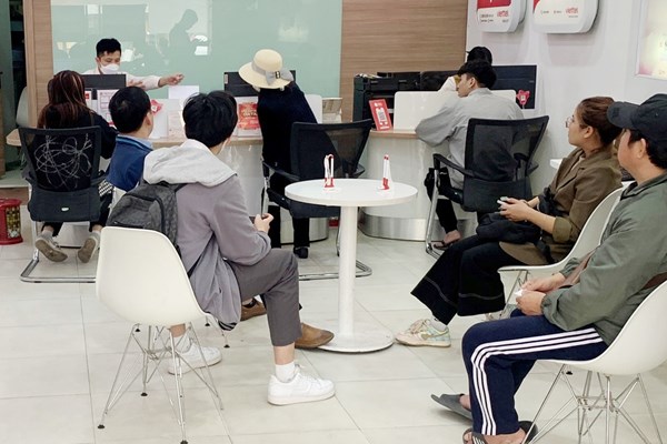 Người dân yên tâm có đủ thuốc chữa bệnh và đảm bảo thông tin liên lạc - Anh 2