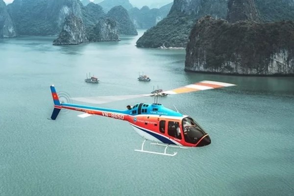 Khẩn trương triển khai cứu hộ máy bay trực thăng rơi trên vịnh Hạ Long - Anh 1