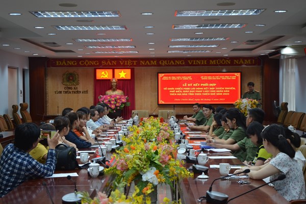 Thừa Thiên Huế: Chiếu phim lưu động tuyên truyền pháp luật cho nhân dân các huyện vùng núi - Anh 1