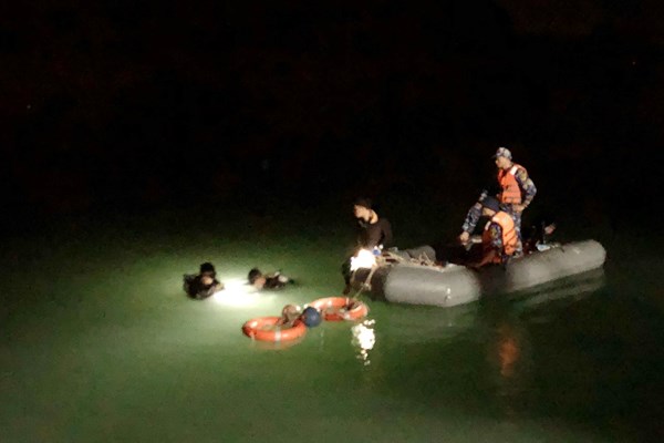 Tạm dừng bay du lịch ngắm cảnh sau vụ rơi trực thăng Bell 505 - Anh 1
