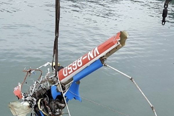 Tạm dừng bay du lịch ngắm cảnh sau vụ rơi trực thăng Bell 505 - Anh 2
