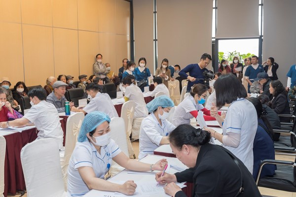 Chăm sóc sức khoẻ người già trước thềm dân số 100 triệu - Anh 1