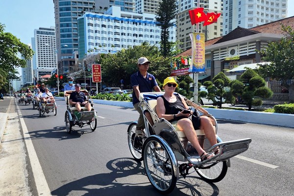 Tàu du lịch quốc tế đưa gần 2.000 du khách đến vịnh Nha Trang - Anh 2