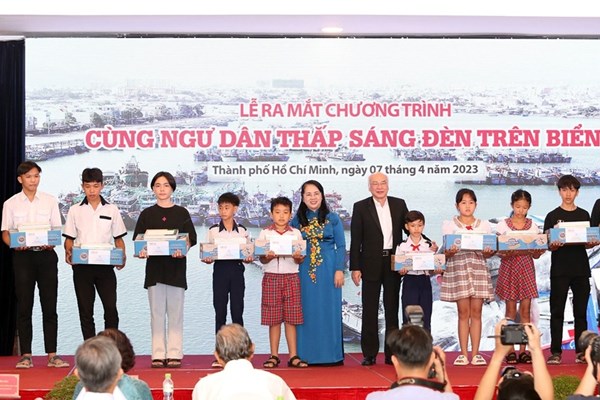 Ra mắt chương trình “Cùng ngư dân thắp sáng đèn trên biển” - Anh 1